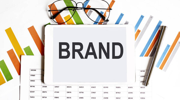 Табличка с текстовым брендом на бизнес-картах и ручке