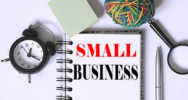 Small Business Conceptuele Achtergrond Met Kantoorhulpmiddelen Witte Achtergrond — Stockfoto