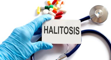 HALITOSIS malzemeleri, haplar ve stetoskop içeren kart. İlaç.