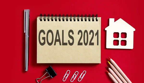 Goals 2021 Tekst Napisany Notatniku Ołówkami Narzędziami Biurowymi Oraz Modelem — Zdjęcie stockowe