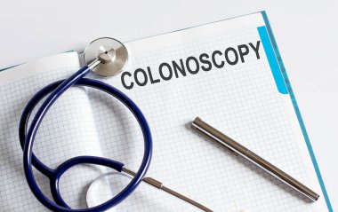 Stetoskoplu masada COLONOSCOPY yazılı kağıt