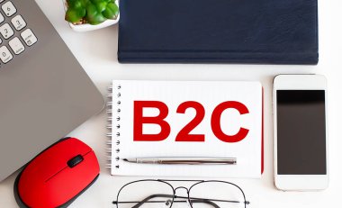 Not defterinde, kaleminde, beyaz arkaplanda B2C metni var. İş konsepti