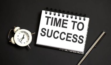 Kelime yazma zamanı SUCCESS için. Siyah arka planda iş kavramı
