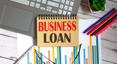İş konsepti. Not defteri notlar, dizüstü bilgisayar, gözlük, kalem, kalem, arkaplan üzerinde beyaz kağıt metin BUSINESS