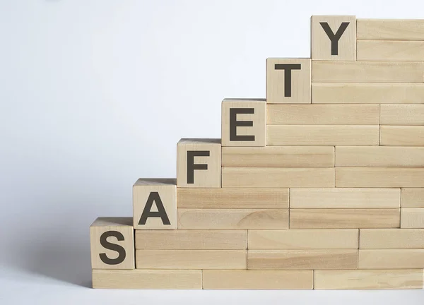 Tres Cubos Madera Con Letras Seguridad Sobre Mesa Blanca — Foto de Stock