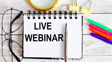 Live Webinar 'ı gösteren kavramsal el yazısı başlığı ilhamı. İş Ağı E-öğrenimi için iş konsepti siyah klavye arka planı üzerine yapışkan not kağıdına yazıldı.