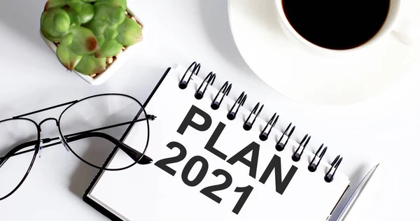 Tekst Schrijven Plan 2021 Notebook Met Bril Koffie — Stockfoto