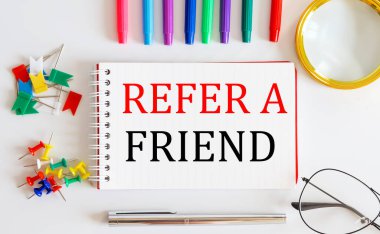 REFER ile Not Bir arkadaş kelime ofis araçları beyaz masa üzerinde.