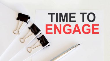 Ofis arkaplanlı metni kağıda bağlama zamanı