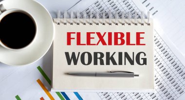 Çalışma grafikleri, kalem ve kahve üzerinde FLEXIBLE metin ile not