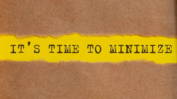 Tiempo Minimizar Escrito Bajo Papel Roto Sobre Fondo Amarillo — Foto de Stock