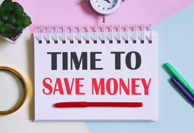 Not defterine kalem ve büyüteçle yazılmış para metnini kaydetme zamanı