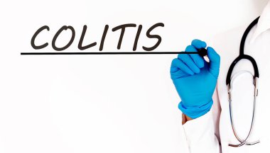 Doktor beyaz arkaplan üzerine metin COLITIS Tıbbi kavramı yazıyor