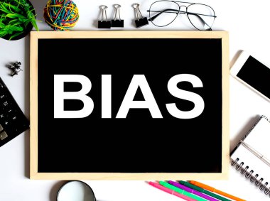 BIAS kavramı ofis araçlarıyla tahtayı çizerken