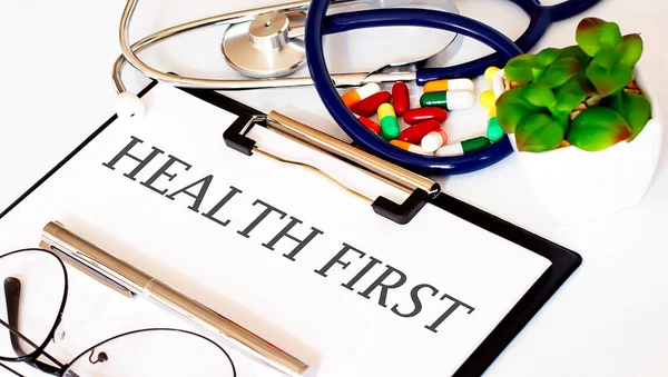 Gesundheit Erster Text Mit Medizinischem Hintergrund Stethoskop — Stockfoto