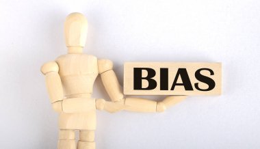 Tahta adam BIAS metniyle yumruk yumruğa geliyor.