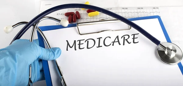 Medicare 개념으로 카드를 — 스톡 사진