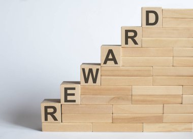 Tahta bloklar üzerinde çalışma stratejisi beyaz arkaplan üzerinde LREWARD