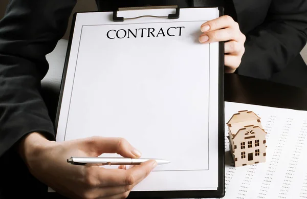 Vrouw Toont Contract Business Concept Wit Blanco Vel Van Het — Stockfoto