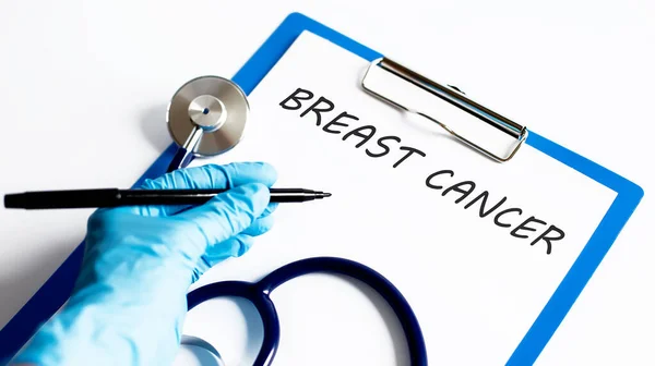 纸与文字Breast癌症在桌子上与听诊器 医疗概念 — 图库照片
