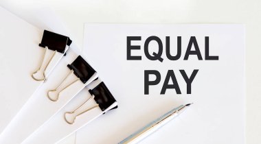 Ofis araçları ile beyaz sayfaya yazılmış EQUAL Ödeme