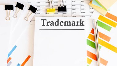 Grafikli bir tablo üzerinde metin TRADEMARK kağıt