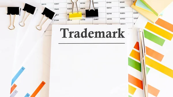 Papier Mit Text Trademark Auf Einem Tisch Mit Diagramm — Stockfoto