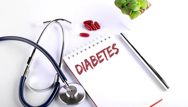 Text Diabeten Auf Weißem Hintergrund Mit Pillen Und Stethoskop Medizinisches — Stockfoto
