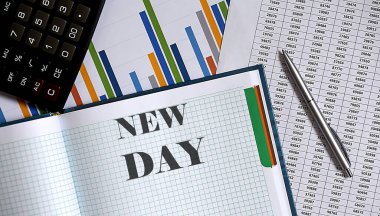 Grafik arkaplanındaki Yeni Gün metniyle defteri kapat.