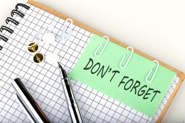 Kalemle çıkartmaları hatırlatmak için not yazmayı unutma.