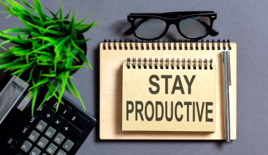 Gri ahşap zemin üzerinde Kalıcı Prodüktif metin boş not defteri