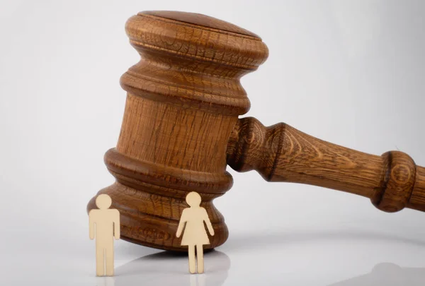 Pojęcie Rozwodu Rysunek Mężczyzn Kobiet Młotkiem Sędziowskim Proces Sądowy — Zdjęcie stockowe