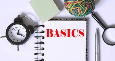 Beyaz arkaplanda ofis araçları ile BASICS Kavramsal arkaplan