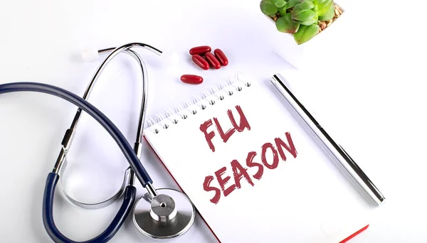 Texte Flu Saison Sur Fond Blanc Avec Pilules Stéthoscope Médecine — Photo
