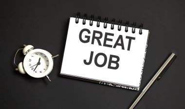 Kelime yazmak harika bir iş. Siyah arkaplan üzerine iş kavramı