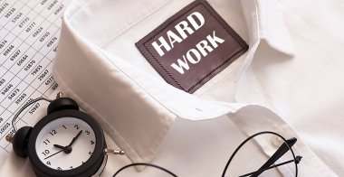 İş konsepti. Çalar saat ve gözlüklü gömlek üzerine yazılmış sert metin çalışması