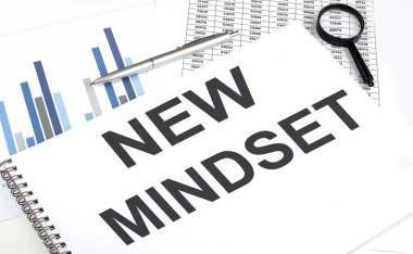 Not defterinde, Yeni Zihin, büyüteç ve kalemin yanında, arkaplan grafiktir.