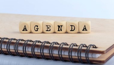 AGENDA sözcüğü ahşap not defterindeki tahta bloklardaki harflerle yapıldı.