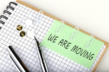 Kalemli çıkartmaları hatırlatmak için not üzerine ilerliyoruz.