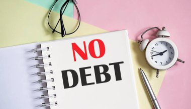 Not defterinde kalem ve pembe arkaplanda alarm saati yok