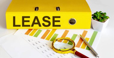 Dosya, büyüteç ve kalem üzerinde metin LEASE içeren ofis dizini