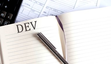DEV hakkında araçları ve notları olan bir defter. İş konsepti