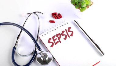 İlaç ve steteskopla beyaz bir arkaplanda SEPSIS mesajı at. Tıbbi