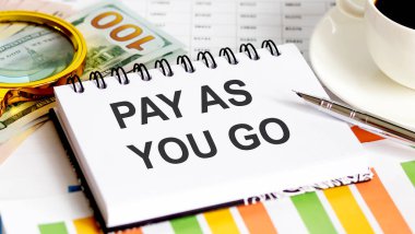 Ödeyebildiğin kadar öde. Pazarlama planı için iş grafiği kitap, kalem, sade kahve, ataç, büyüteç ve dolara sahiptir