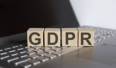 Bilgisayardaki tahta küpte GDPR yazıyor.