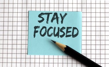 Odaklan, bu ifade renkli çıkartmalara, not defterine yazılır. İş konsepti