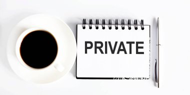 Beyaz arkaplan üzerine kahve ile metin içeren İş Özellikleri Spiral defteri