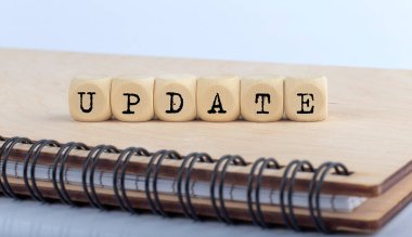 Kelime UPDATE ahşap not defterindeki tahta bloklarda harflerle yapılmış.