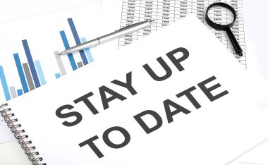 Defterde, metin, büyüteç ve kalemin yanında, Güncel Kal, arkaplan grafiklerdir.