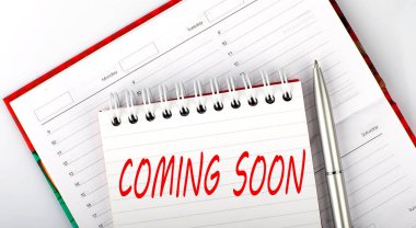 Günlüğün, defterin ve kalemin beyaz arka planda yakın zamanda gelen mesajla kapatılması